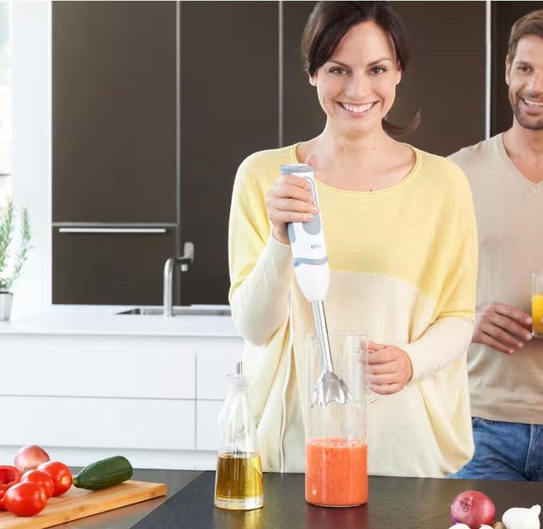 Taghareed Braun MultiQuick 5 hand blender with 21 speeds, 1000W motor, stainless steel blade, white and grey.