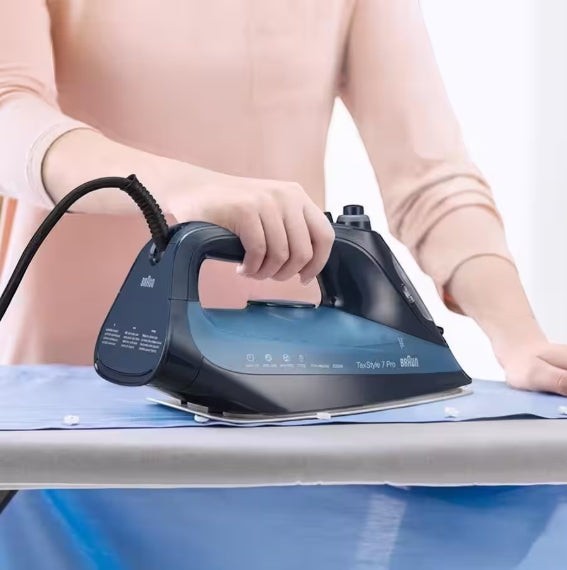 Taghareed Braun TexStyle 7 Pro steam iron, dark blue with blue water tank, 3000W, EloxalPlus soleplate, FreeGlide 3D technology.
