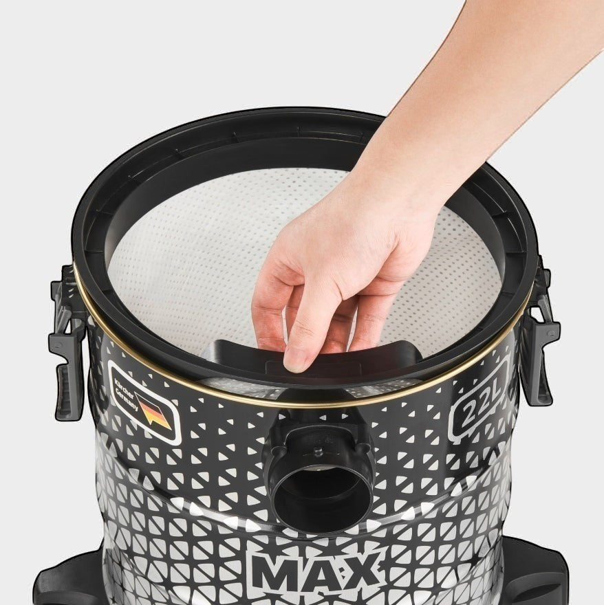 Taghareed Kärcher DVAC 2200 bagless vacuum cleaner with 22L capacity and blower function. Close-up of hand accessing filter.