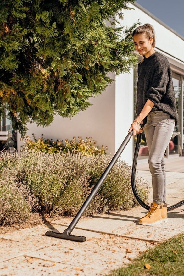 Taghareed Kärcher WD 3 S V wet & dry vacuum cleaner with 17L stainless steel container and blower function, used outdoors.