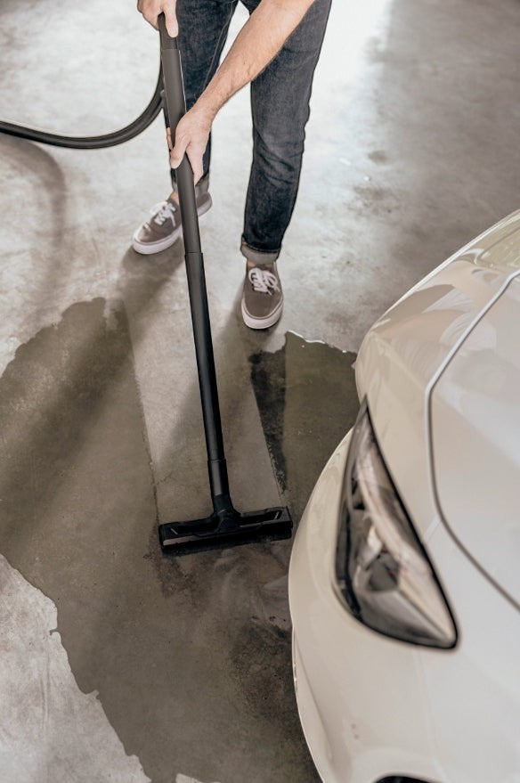 Taghareed Kärcher WD 3 S V wet & dry vacuum cleaner with 17L stainless steel container, used on a concrete floor next to a car.