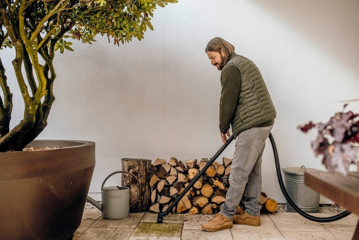 Taghareed Kärcher WD 3 S V wet & dry vacuum cleaner with 17L stainless steel container and blower function, used outdoors.