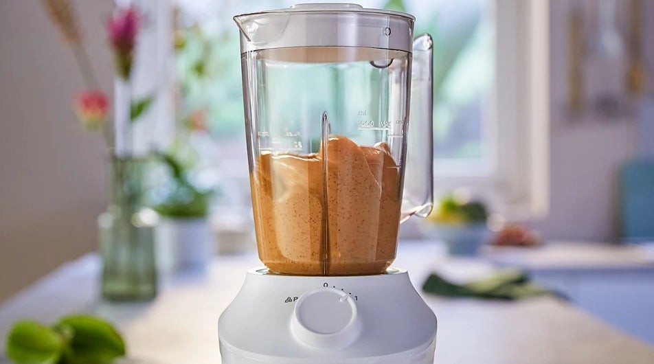 Taghareed Philips 3000 Series blender with 450W motor, ProBlend technology, 1.9L jar, single speed + pulse, and stainless steel blades.