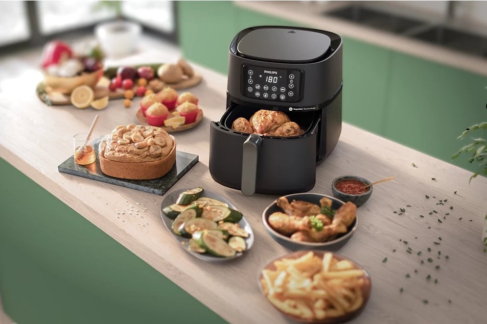 Taghareed Philips Airfryer 5000 Series XXL Connected HD9285/93 black, with chicken and fries cooked inside.