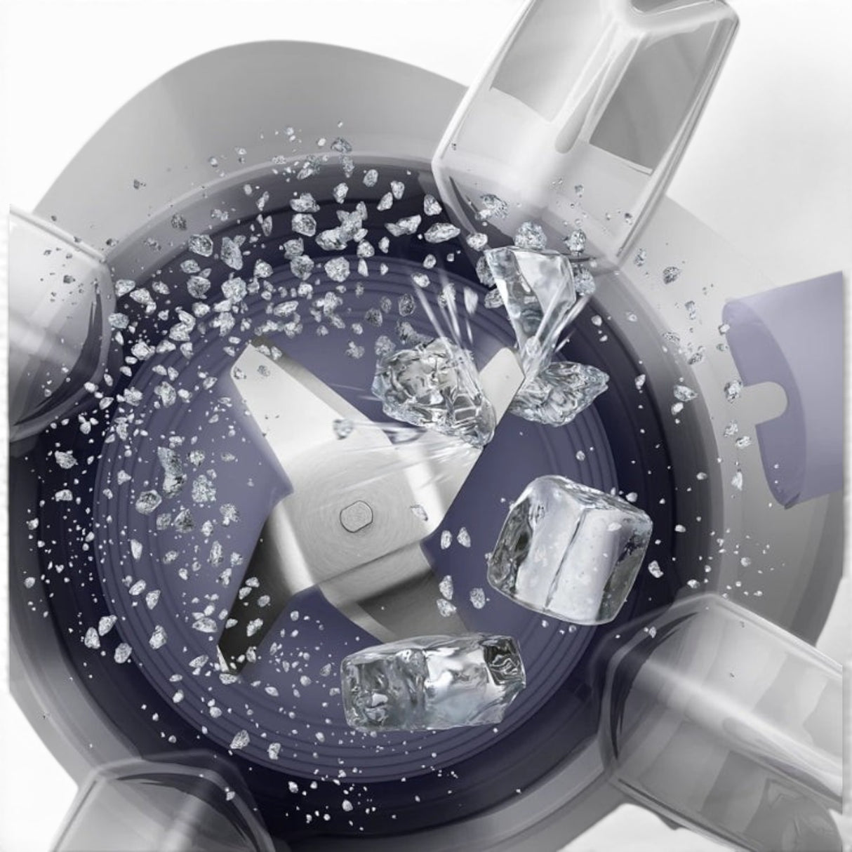Taghareed Philips 5000 Series blender blades crushing ice cubes and small ice shards for a smoothie.