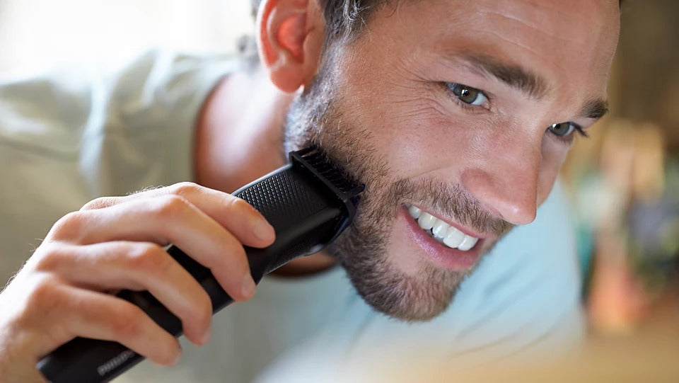 Taghareed black Philips Beardtrimmer Series 3000 BT3208/13 with Lift & Trim technology and 10 length settings.