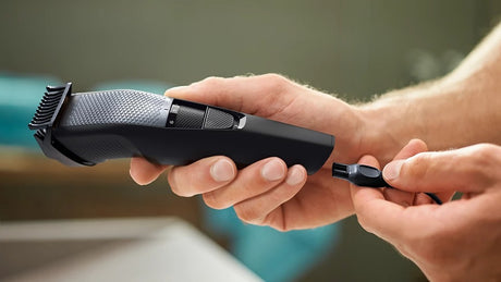 Taghareed black Philips Beardtrimmer Series 3000 BT3208/13 with Lift & Trim technology and 10 length settings.