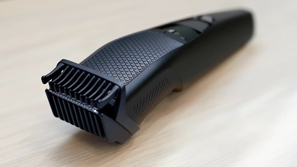 Taghareed black Philips Beardtrimmer Series 3000 BT3208/13 with Lift & Trim technology and 10 length settings.