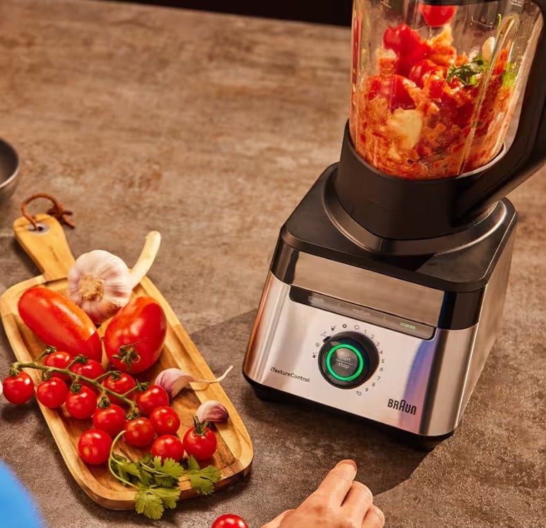 Braun PowerBlend 7 Jug Blender with iTextureControl and 10 speeds, silver and black, with tomatoes and garlic on a cutting board.