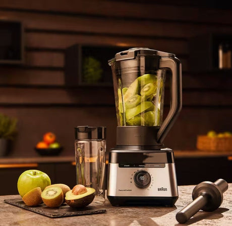Braun PowerBlend 7 jug blender in silver and black, with a glass jug filled with kiwi slices. Includes a Smoothie2Go cup and fresh fruit.