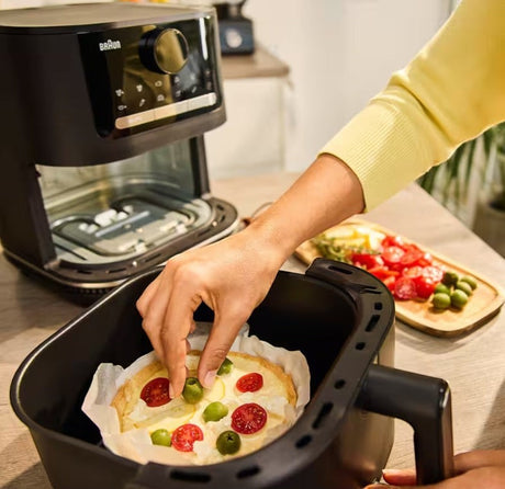 Braun MultiFry 5 air fryer with 6L capacity, 2-in-1 air frying and baking, 2000W, 15 auto programs. Black.