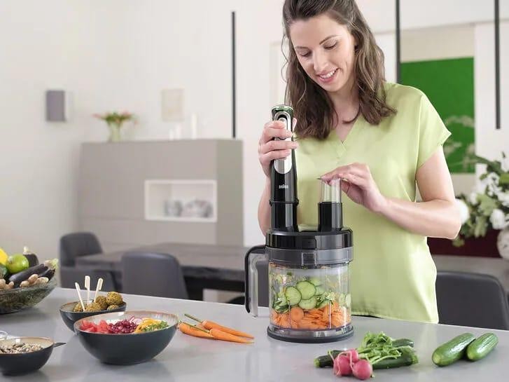 Taghareed Braun MultiQuick 9 hand blender with 1200W motor and 10 accessories, chopping vegetables.
