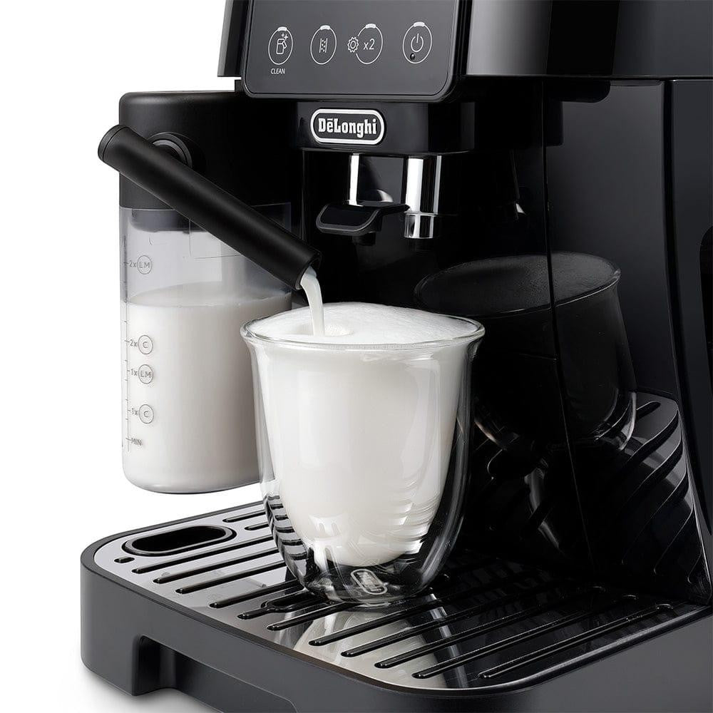 Taghareed De'Longhi Magnifica Start automatic coffee machine frothing milk into a glass.