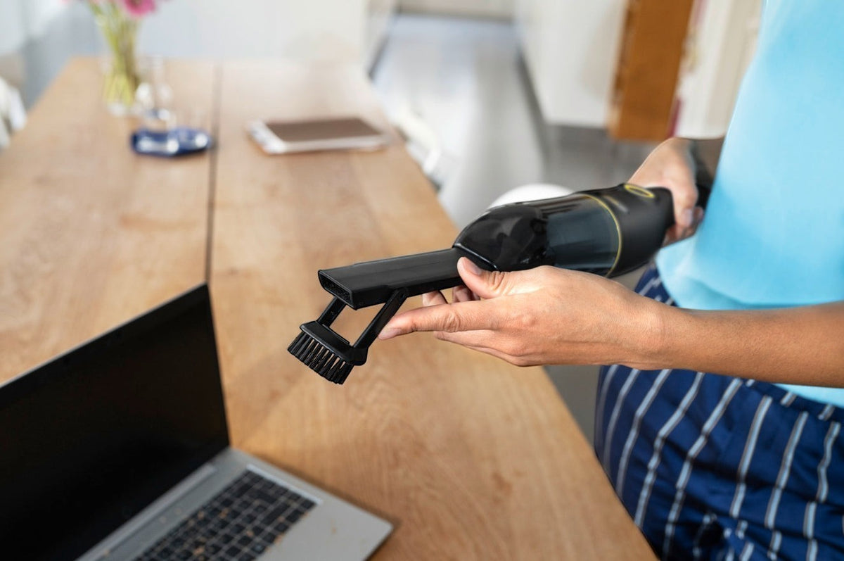 Taghareed Kärcher CVH 4 Black cordless hand vacuum cleaner with 2-in-1 nozzle, ideal for quick home and car cleaning.