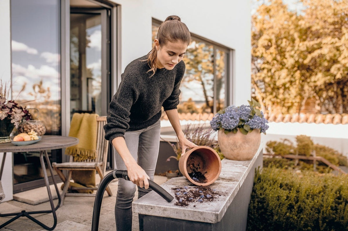 Taghareed Kärcher WD 3 S V wet & dry vacuum cleaner with 17L stainless steel container, used outdoors.