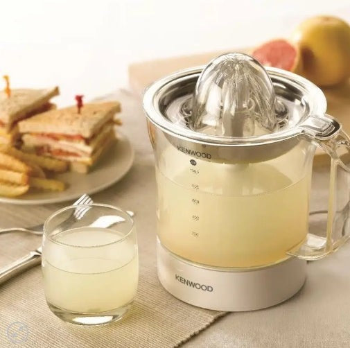 Taghareed Kenwood JE290 white 40W citrus juicer with 1L clear jug and stainless steel filter. Includes glass of juice.