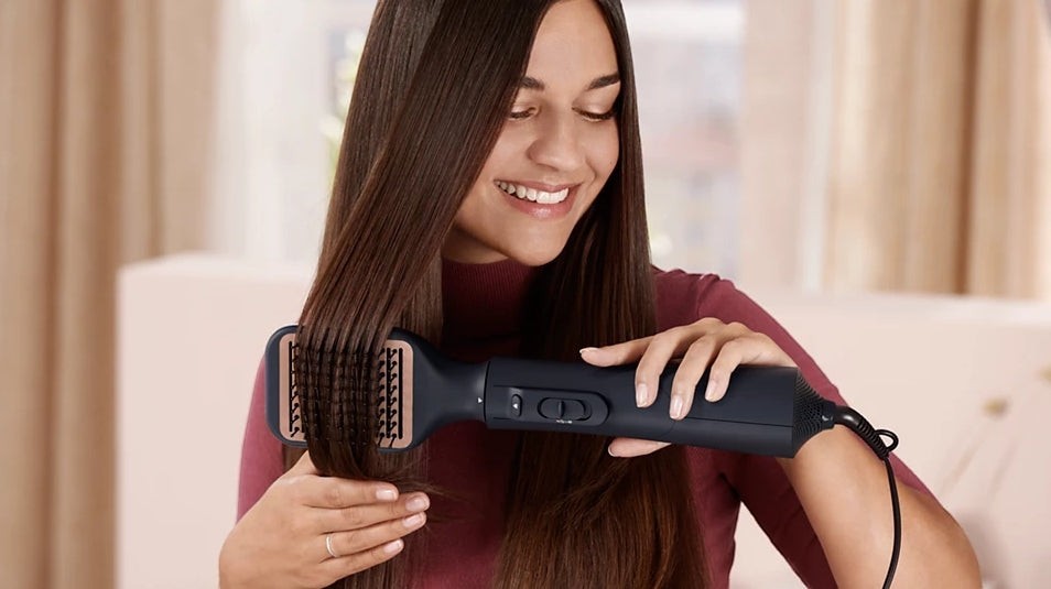 Taghareed Philips 5000 Series Air Styler with 38mm ThermoBrush attachment for smooth styles and waves.
