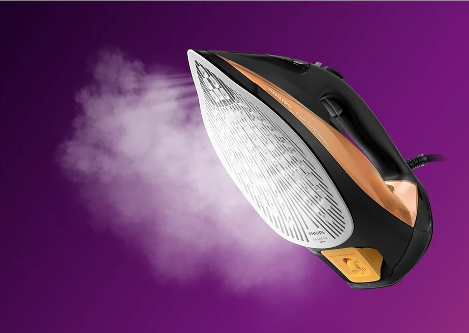 Taghareed Philips 7000 Series steam iron in black and gold, with SteamGlide Elite soleplate and steam output.