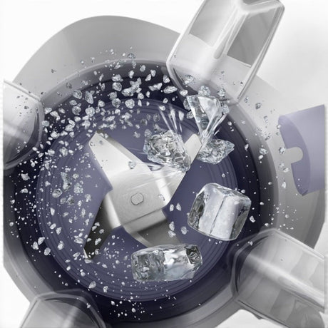 Taghareed Philips 5000 Series blender blades crushing ice cubes and small ice shards for a smoothie.