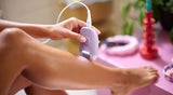 Taghareed Philips Epilator Series 4000 BRE257/00, lavender, with Opti-light for precise hair removal on leg.